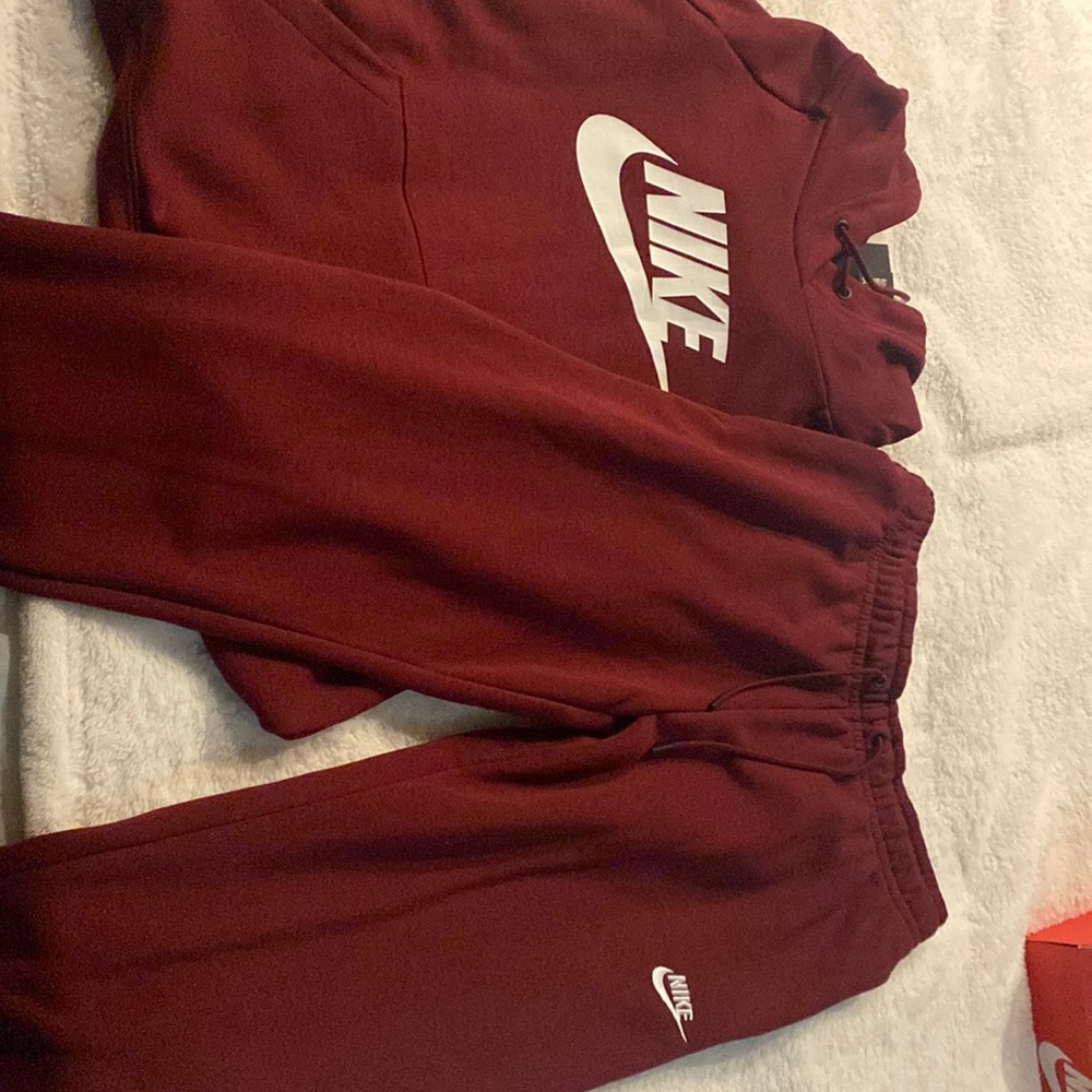 Nike Standard Fit Sweatsuit in Maroon